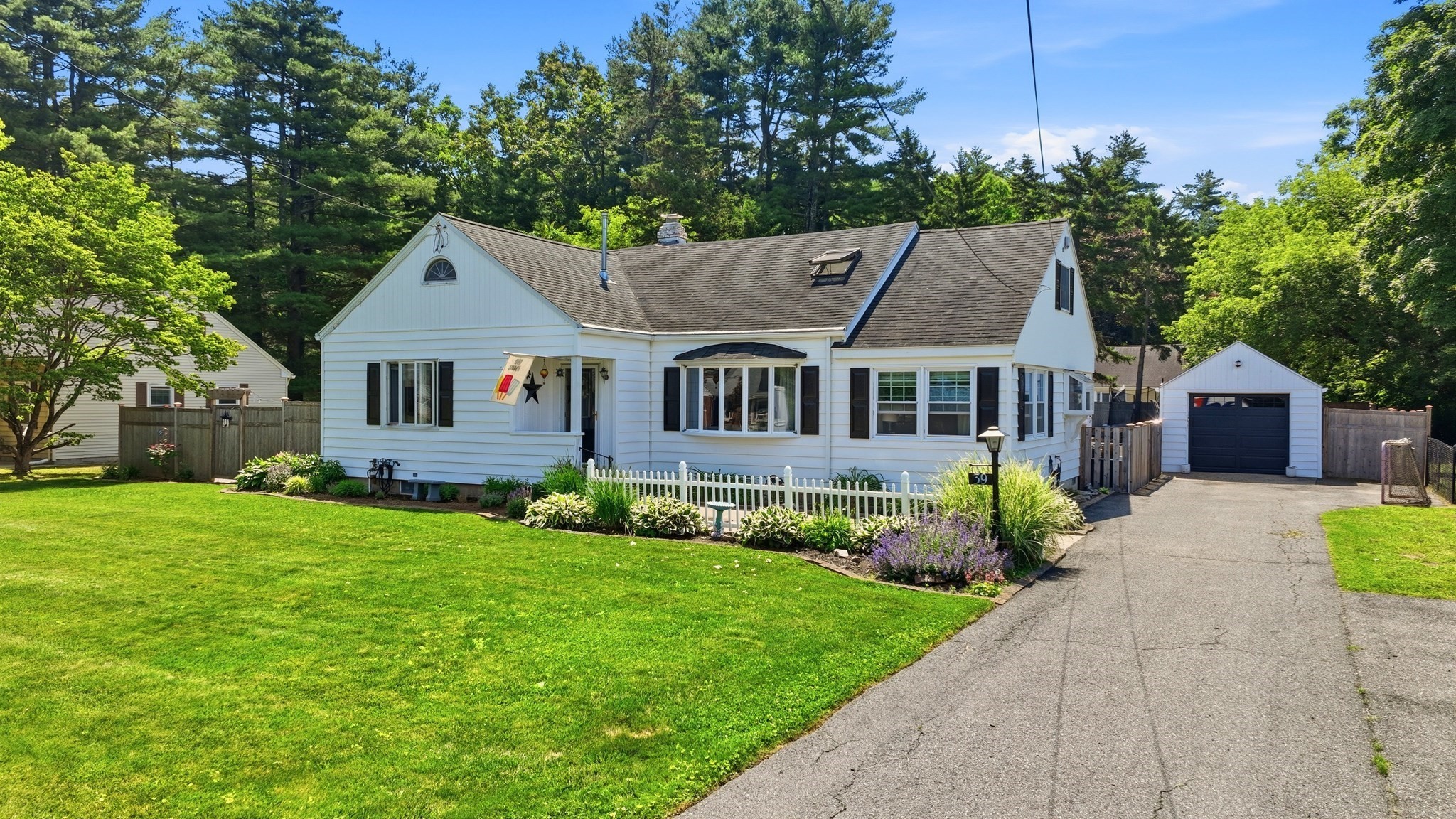 39 Bartels St, Springfield, MA 01128