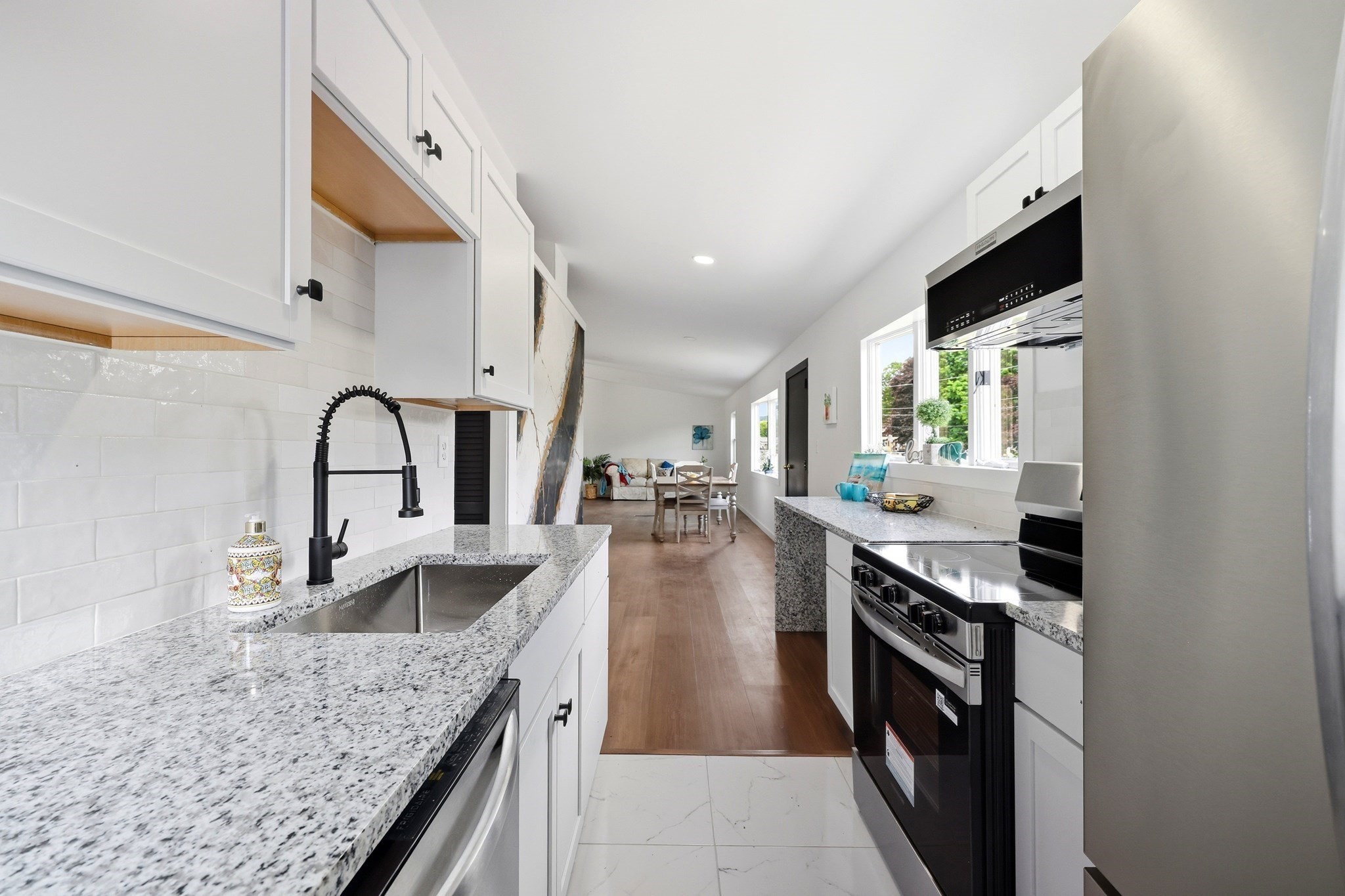 37 Sun Valley Rd, Holyoke, MA 01040