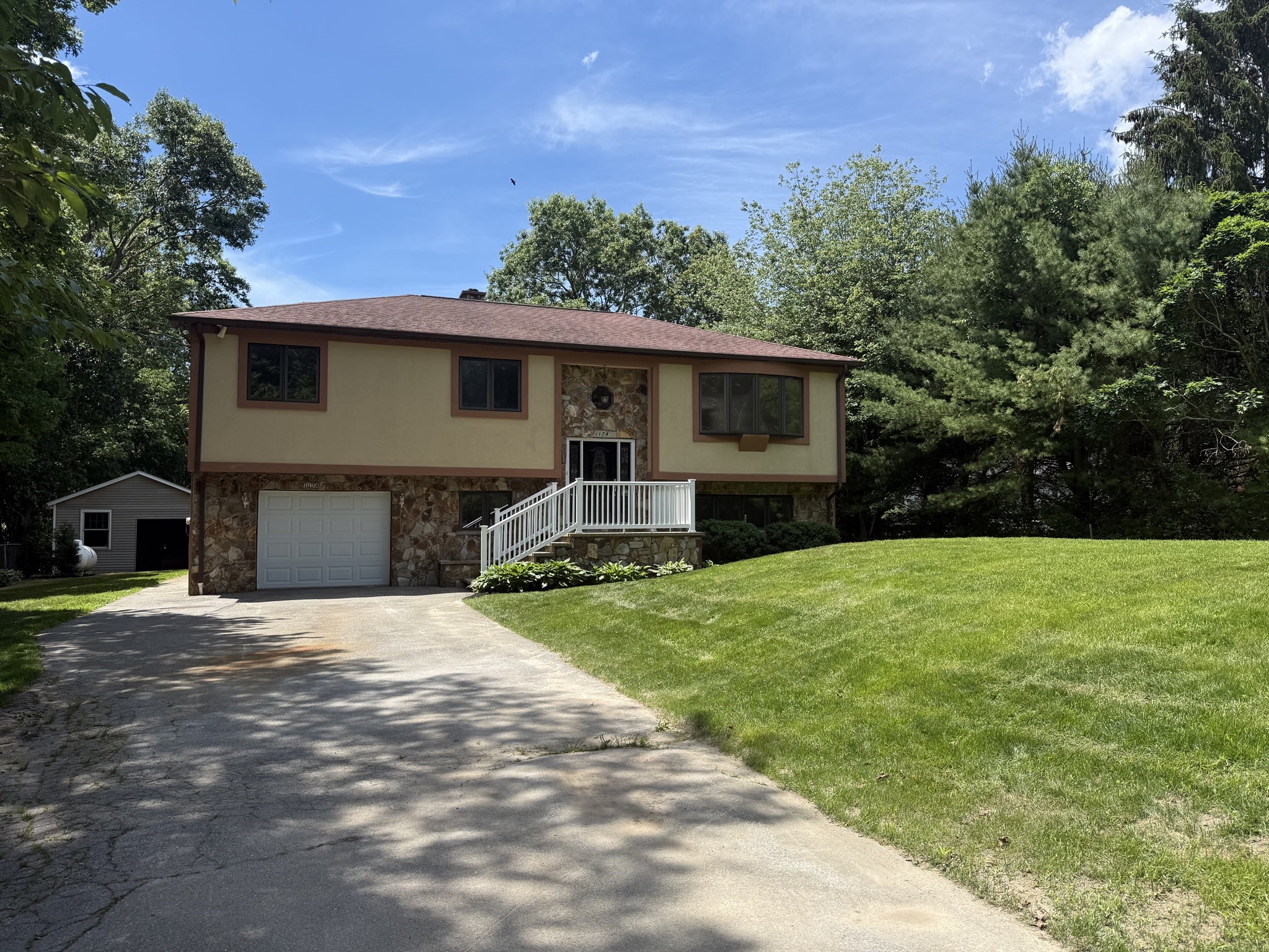 1174 Old Fall River Rd, Dartmouth, MA 02747