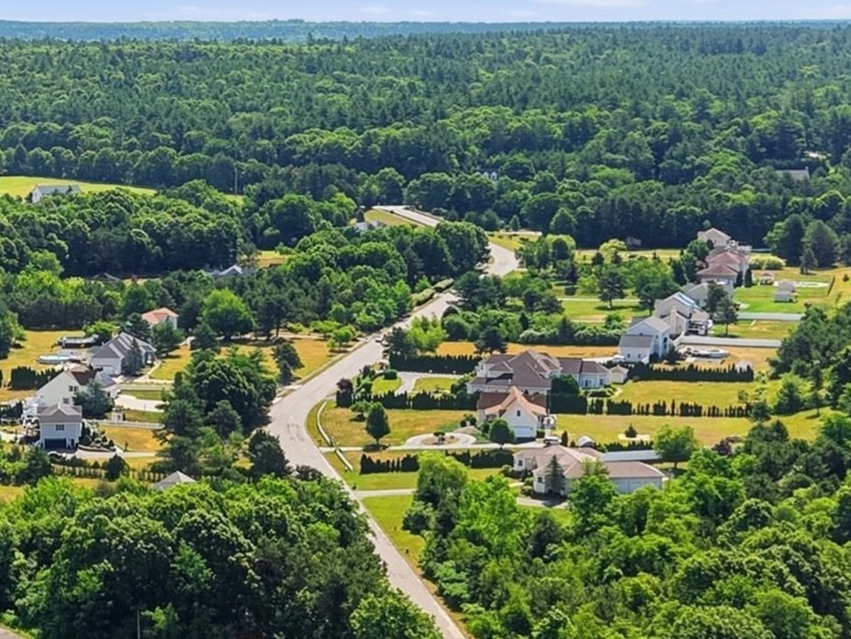 24 Alexandra Dr, Freetown, MA 02702