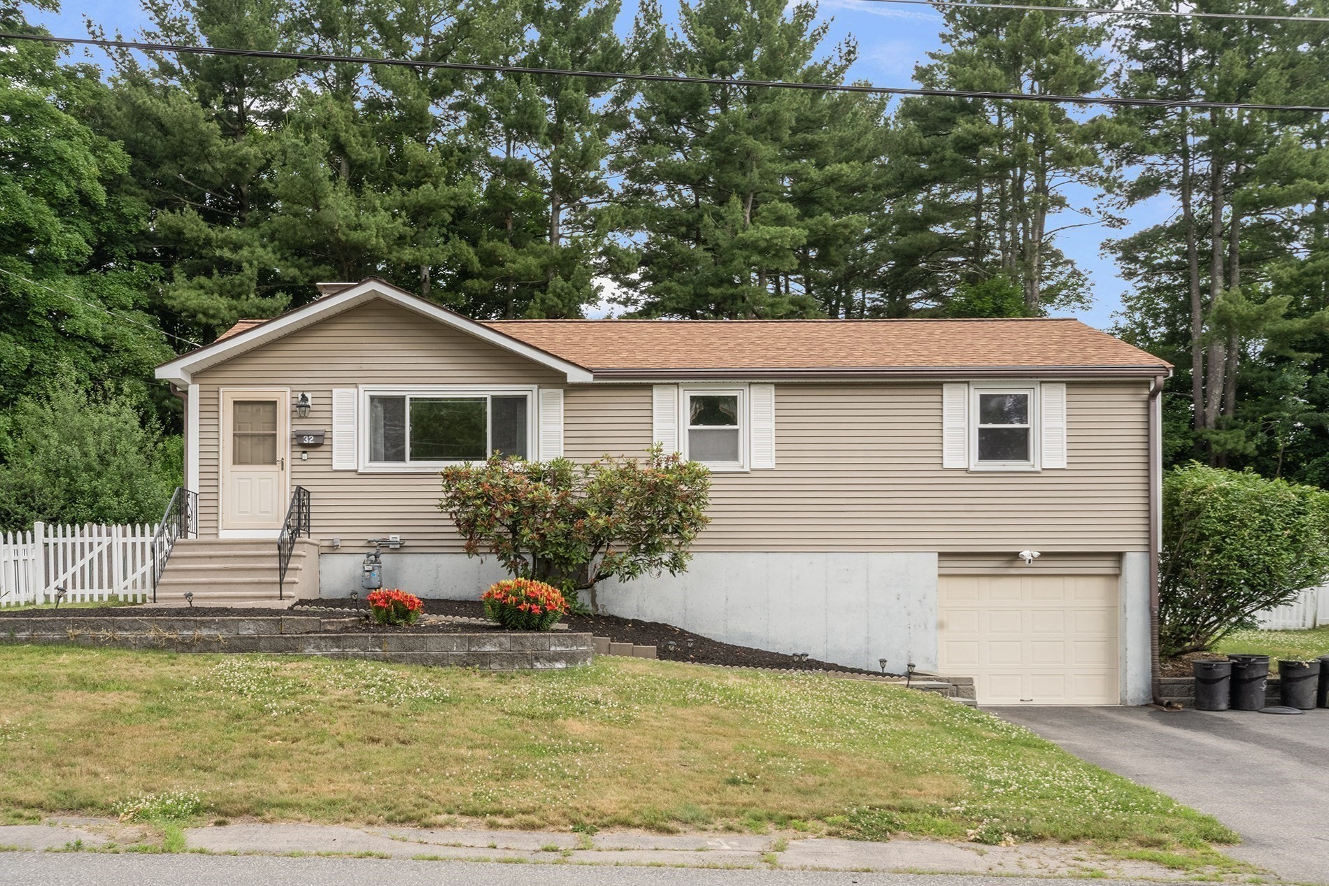 32 Arapahoe Rd, Bellingham, MA 02019