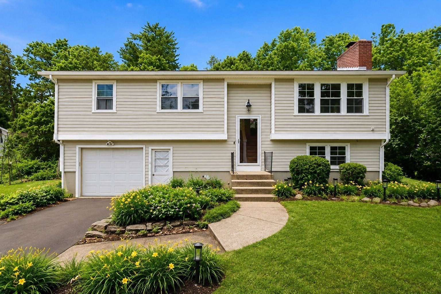 23 Phelps St, Easthampton, MA 01027