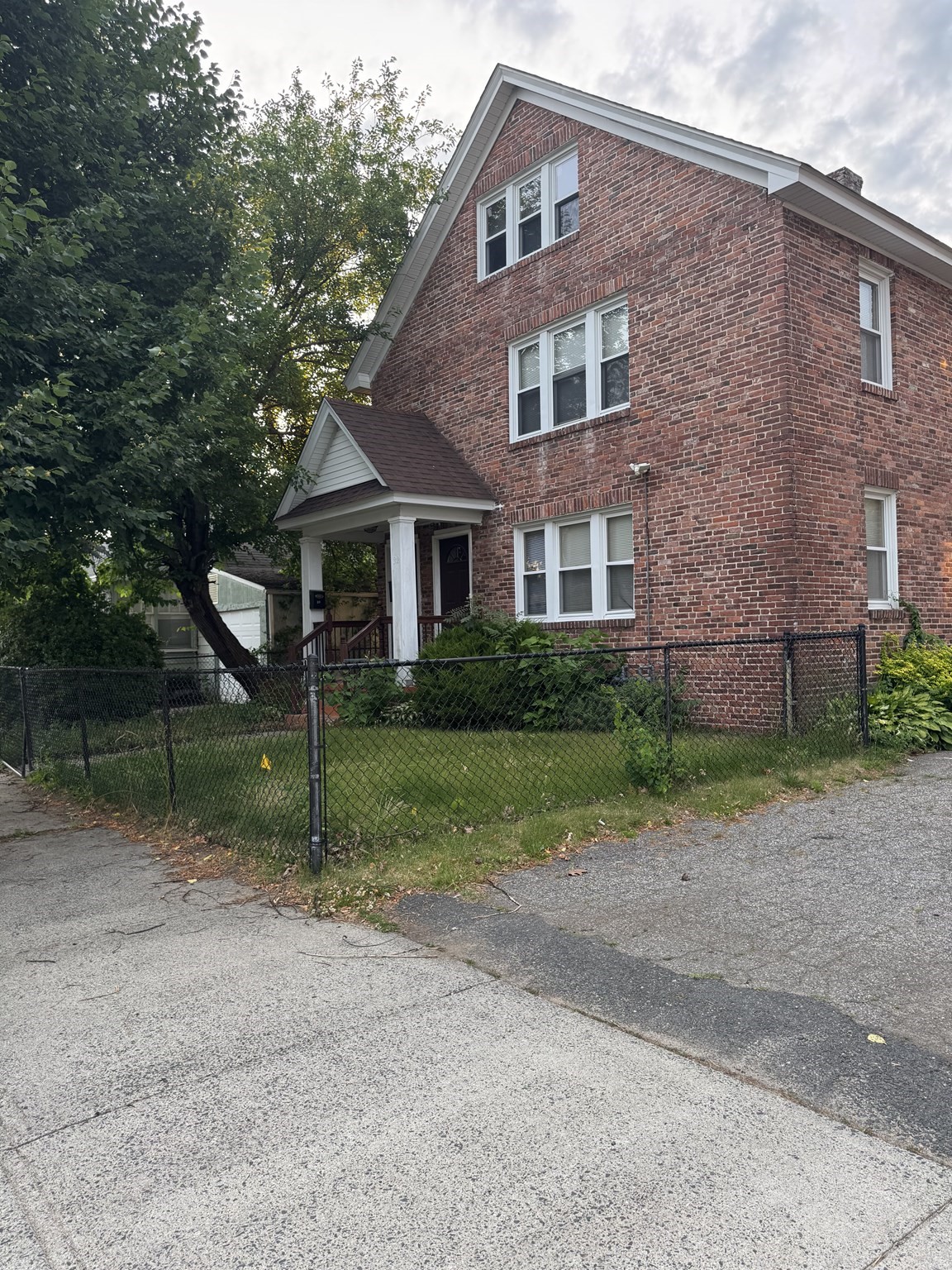 30 Colchester St, Springfield, MA 01109