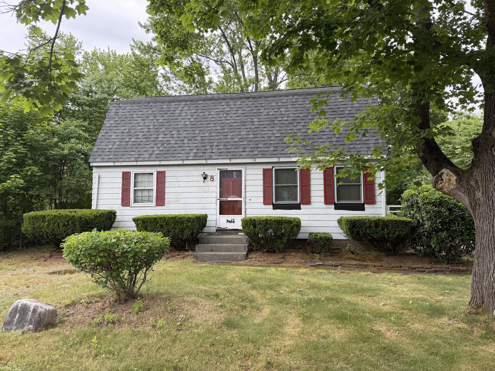 8 Peloquin Dr, Easthampton, MA 01027