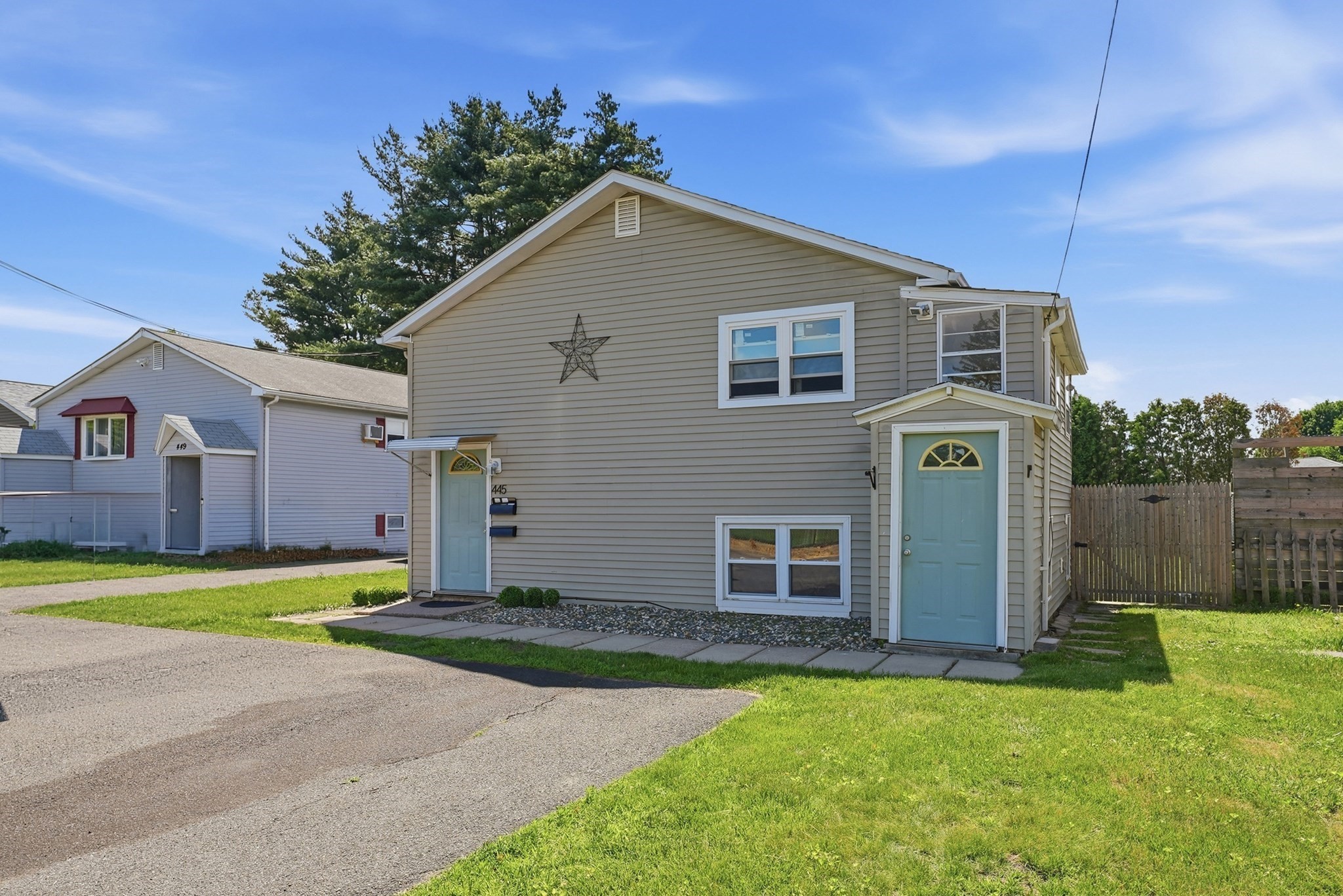 445 Oldfield Rd, Chicopee, MA 01013