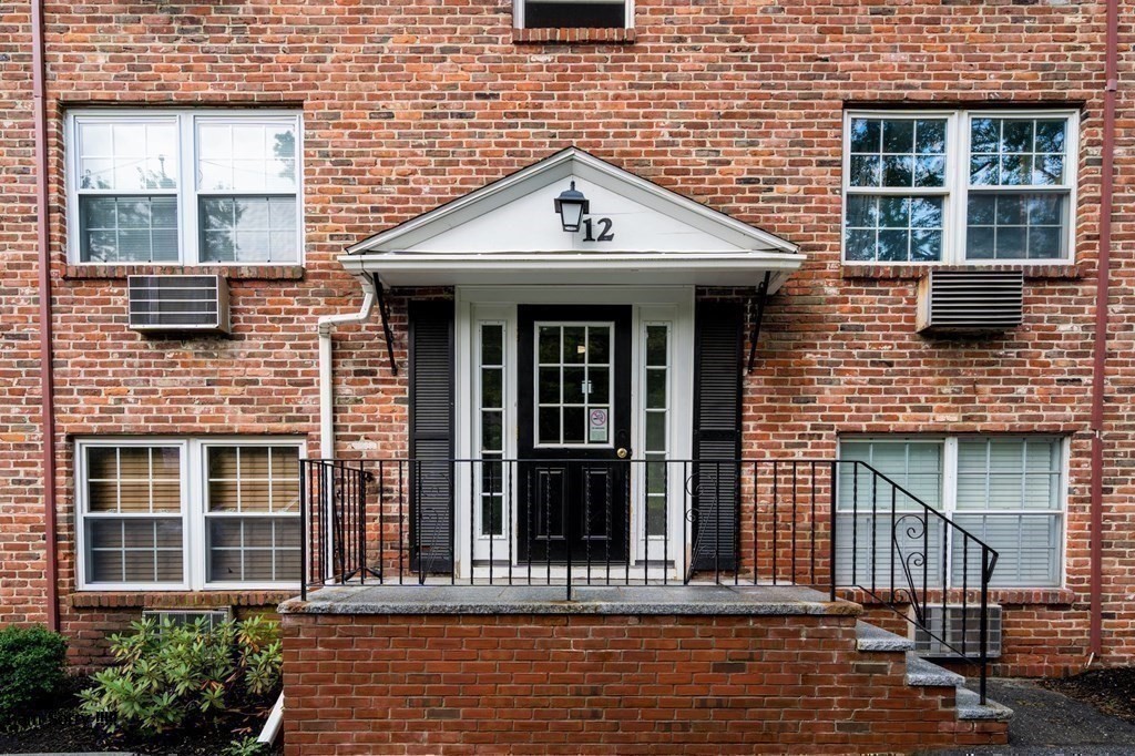 12 Colonial Village Dr Unit 1, Arlington, MA 02474