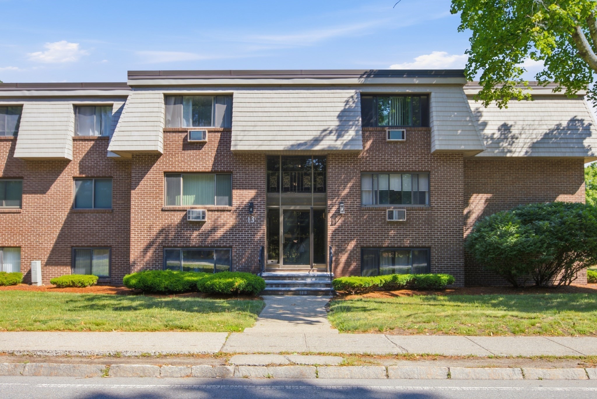 13 Hallmark Garden Unit 1, Burlington, MA 01803