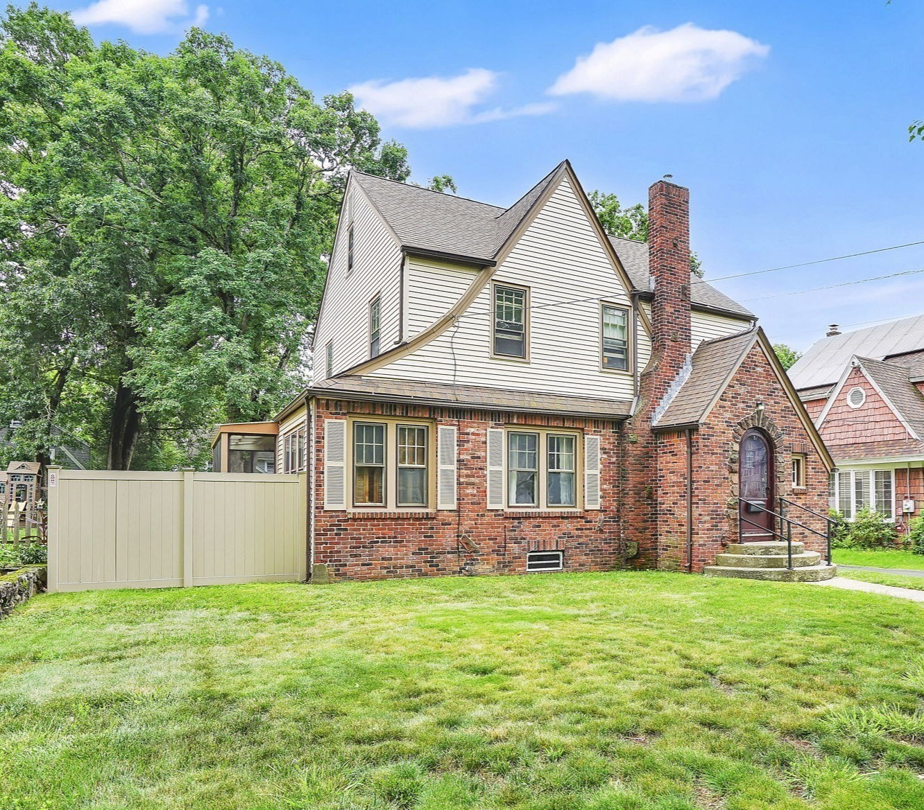 33 Olmsted Dr, Springfield, MA 01108