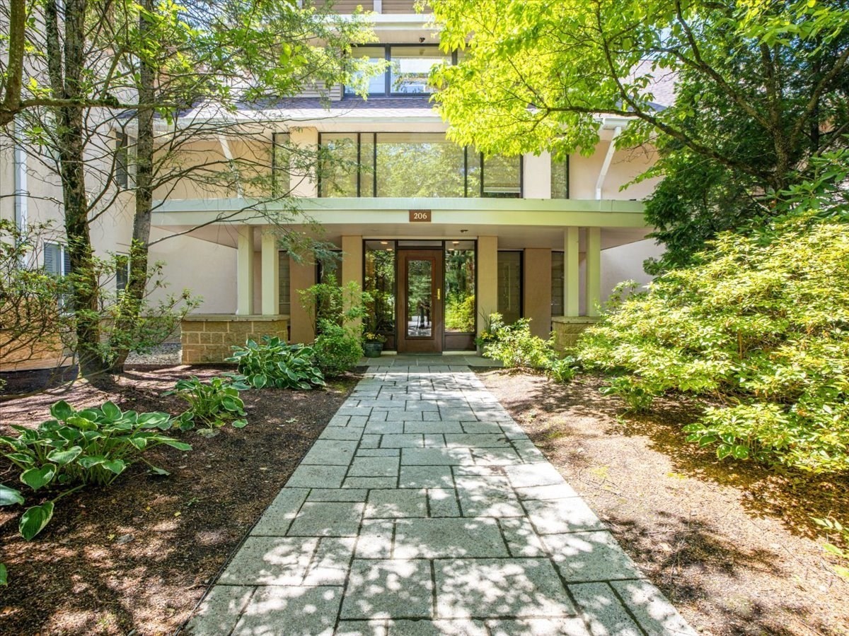 206 Allandale Road Unit 1B, West Roxbury, Boston, MA 02467