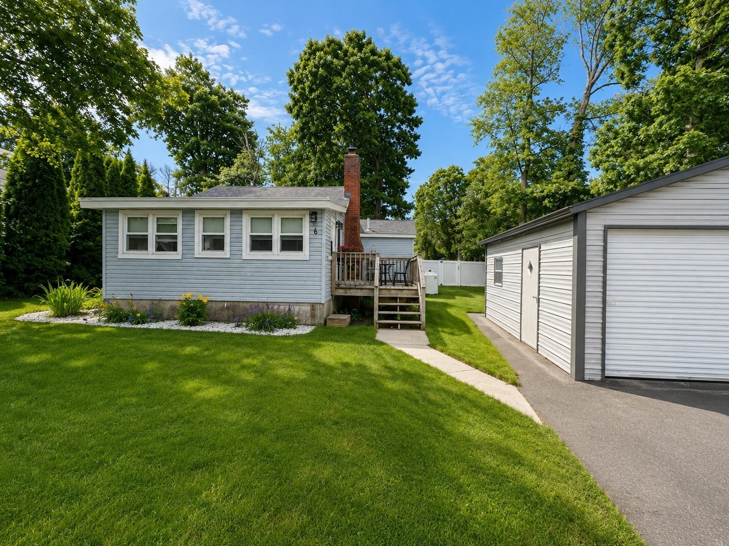 6 Lake Shore Dr, Wales, MA 01081