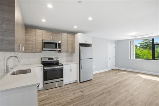 632 Centre St, Apt 201