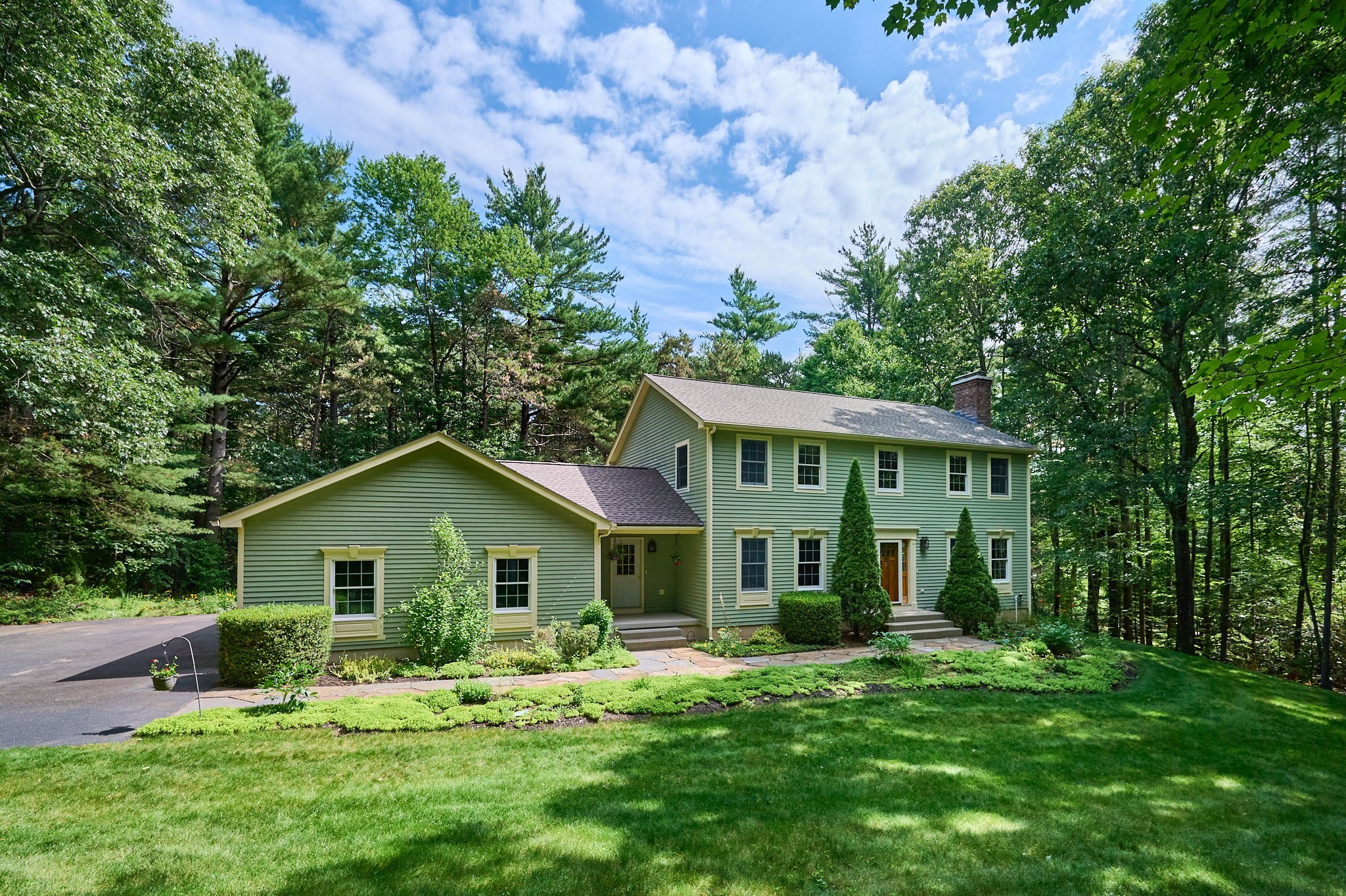 2 Eastwood Dr, Southampton, MA 01073