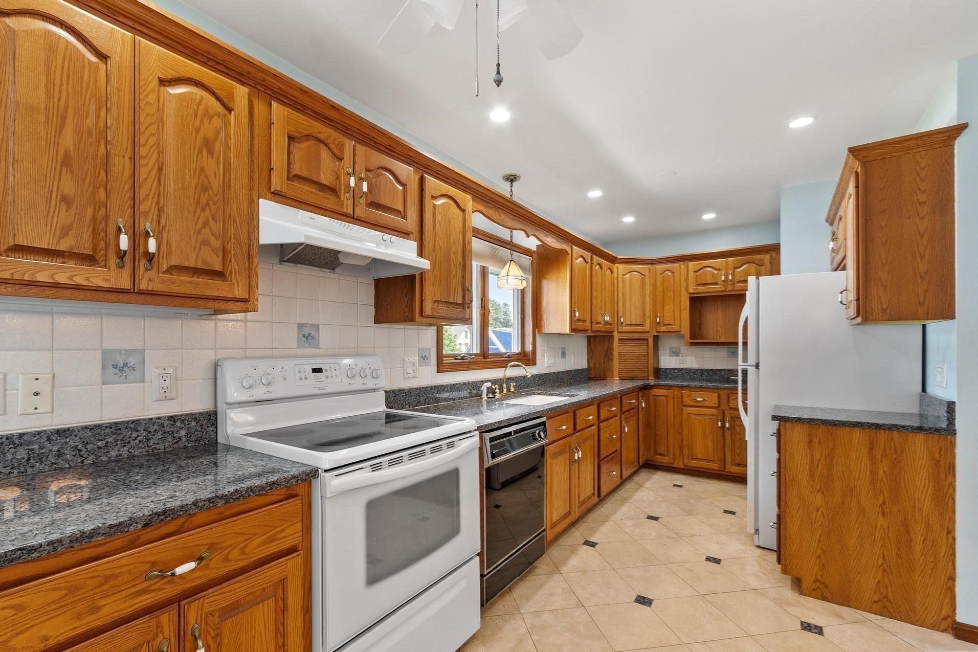 47 Arnold St, Marlborough, MA 01752 - Image 11