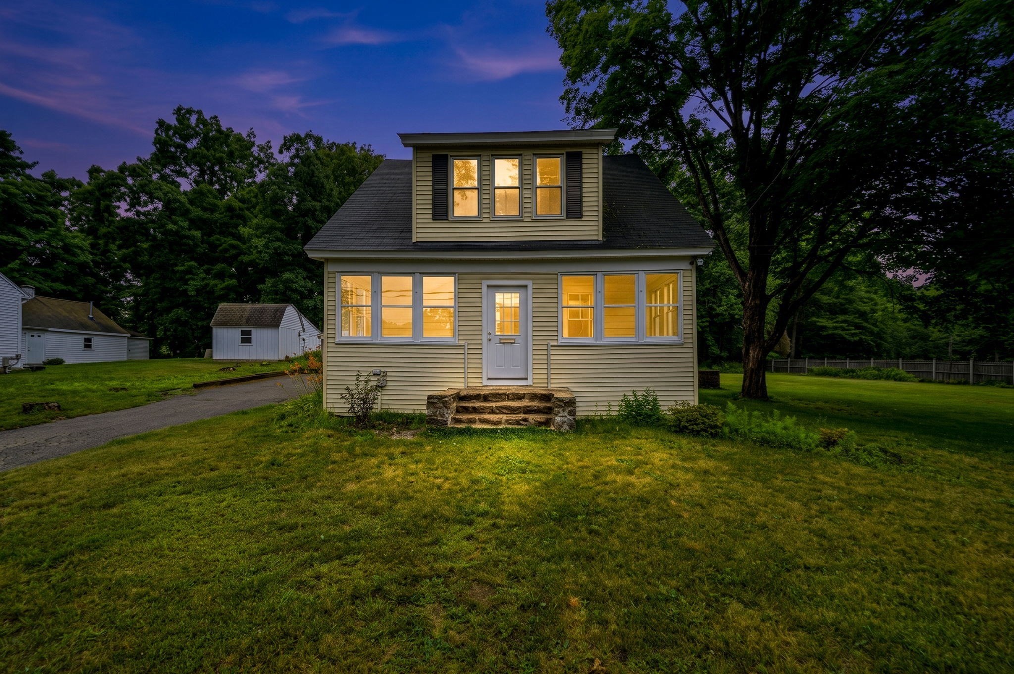 26 Hough Rd, Sutton, MA 01590