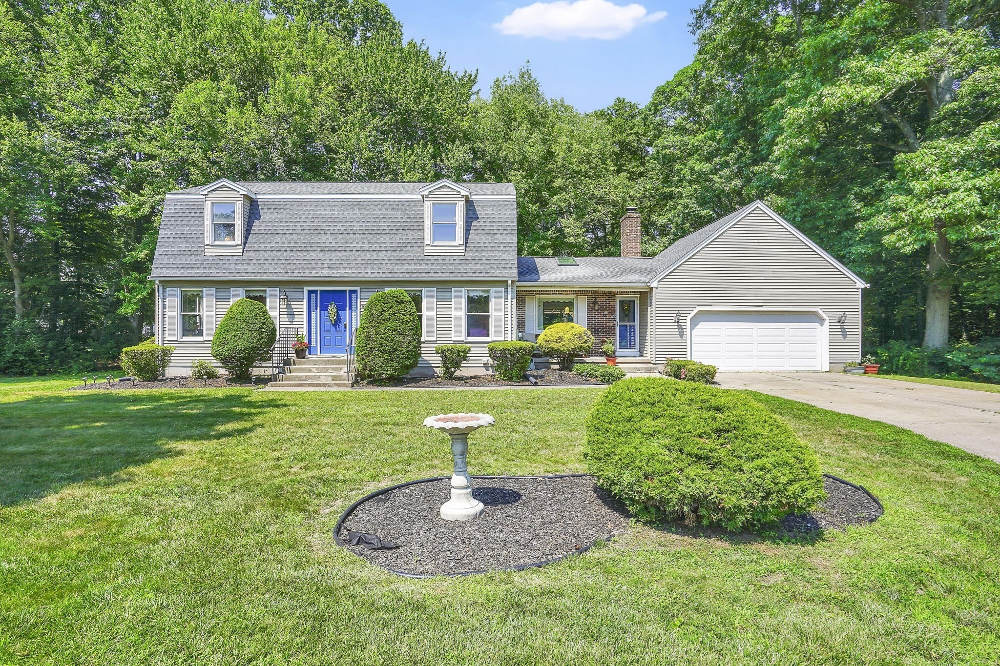 88 Jennie Cir, Agawam, MA 01001