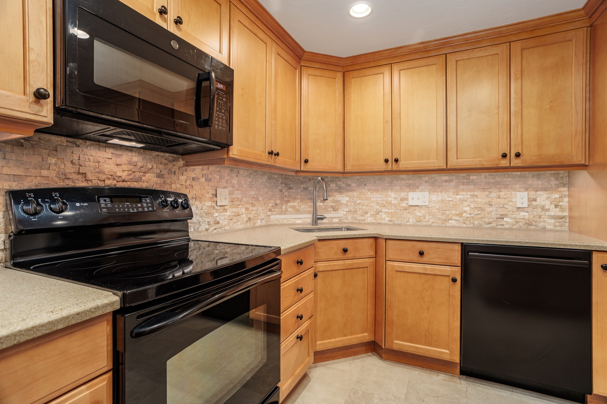 212 Ridgefield Cir Unit 212B, Clinton, MA 01510 - Image 3
