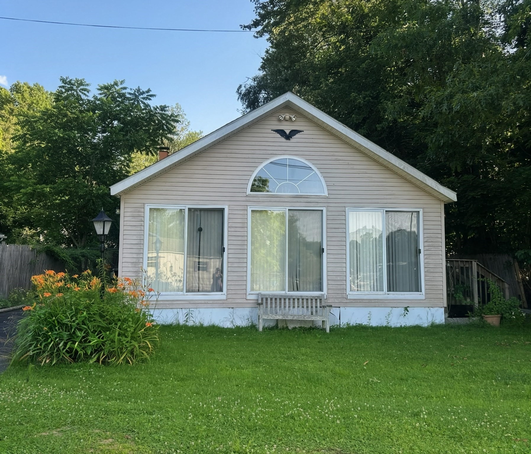 10 Brows Beach Rd, Wales, MA 01081
