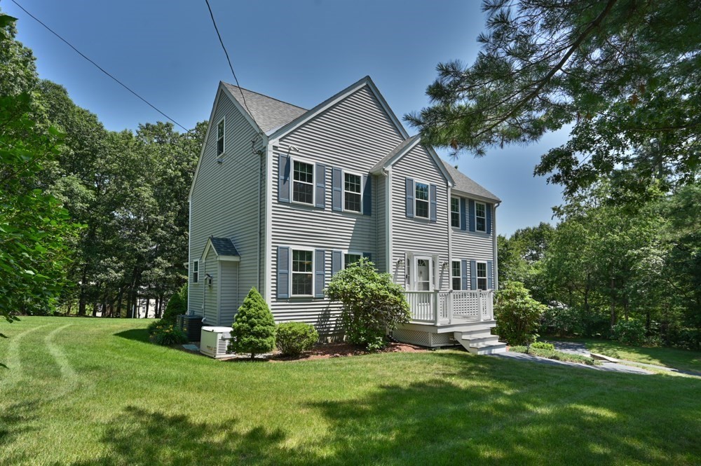2 Palm Ave, Methuen, MA 01844