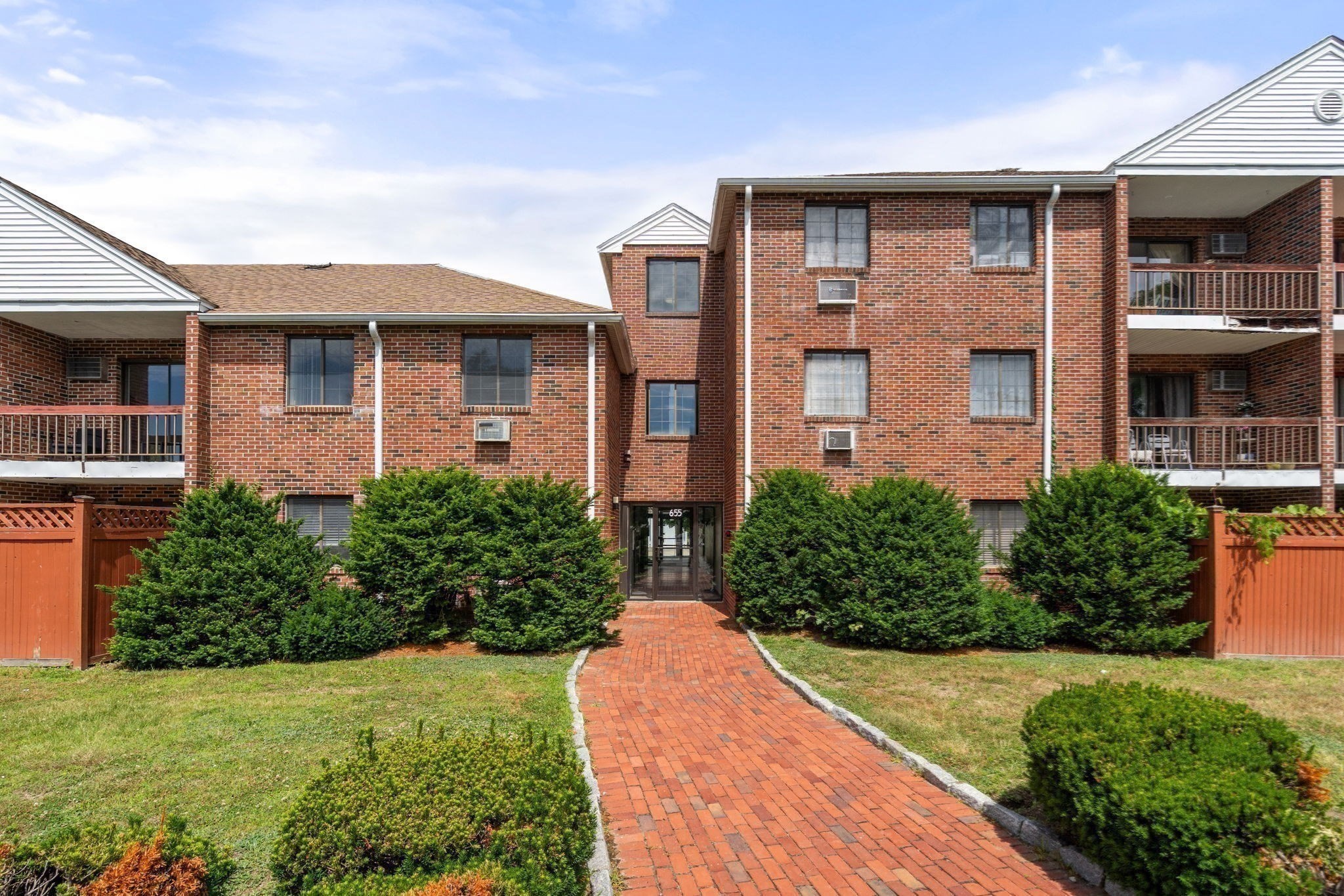 655 Saw Mill Brook Prkwy Unit 20, Newton, MA 02459 - Image 16