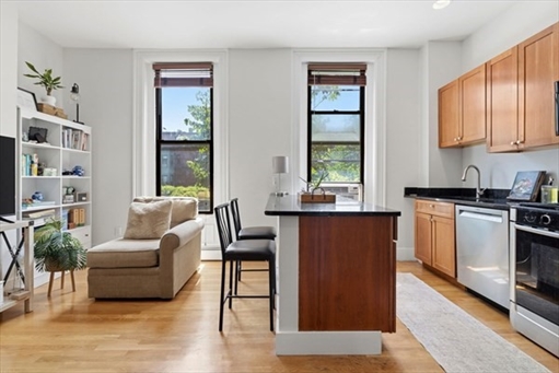 32 Yarmouth St, Apt 2