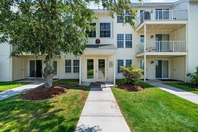 7 Thoreau Ct Unit 8, Natick, MA 01760