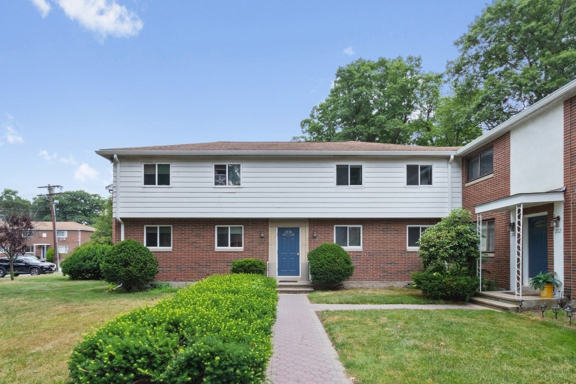 208 Bishop Dr Unit 208, Framingham, MA 01702