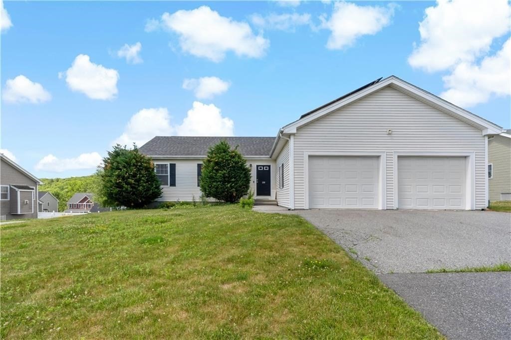 139 Danielle Dr, Woonsocket, RI 02895