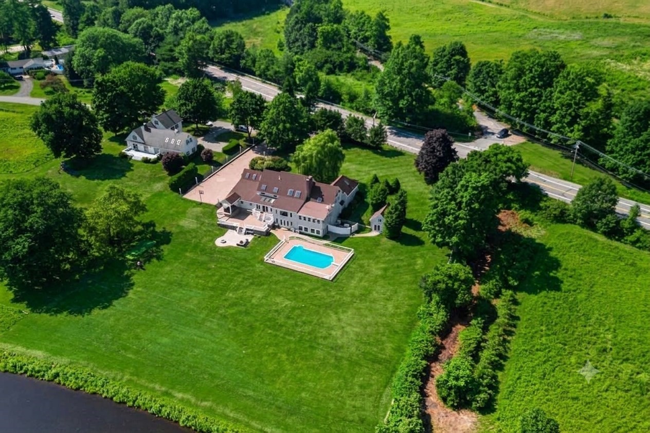 6 Lynbrook Road, Southborough, MA 01772