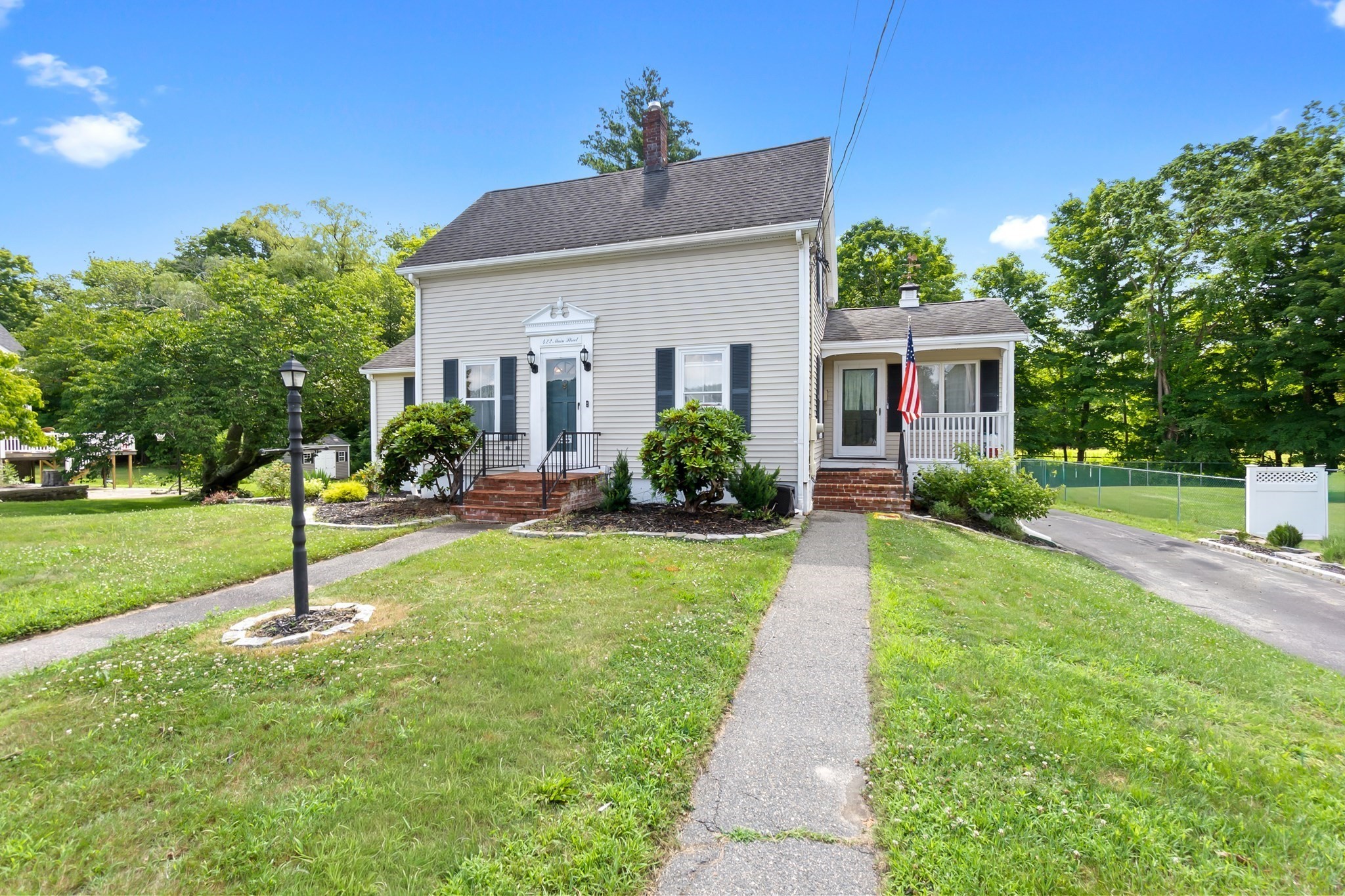 422 Main Street, Groveland, MA 01834
