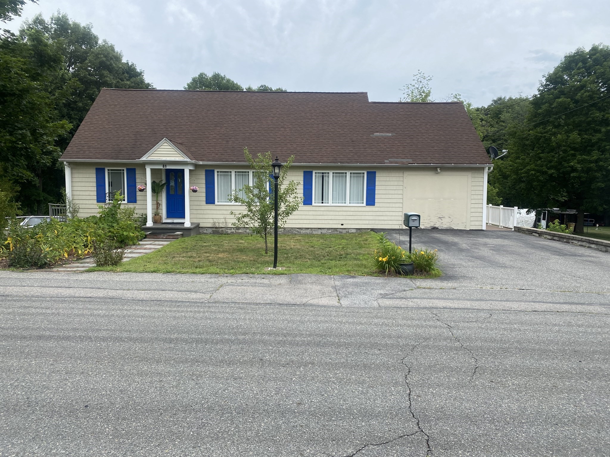 81 Clark Ave, Dracut, MA 01826