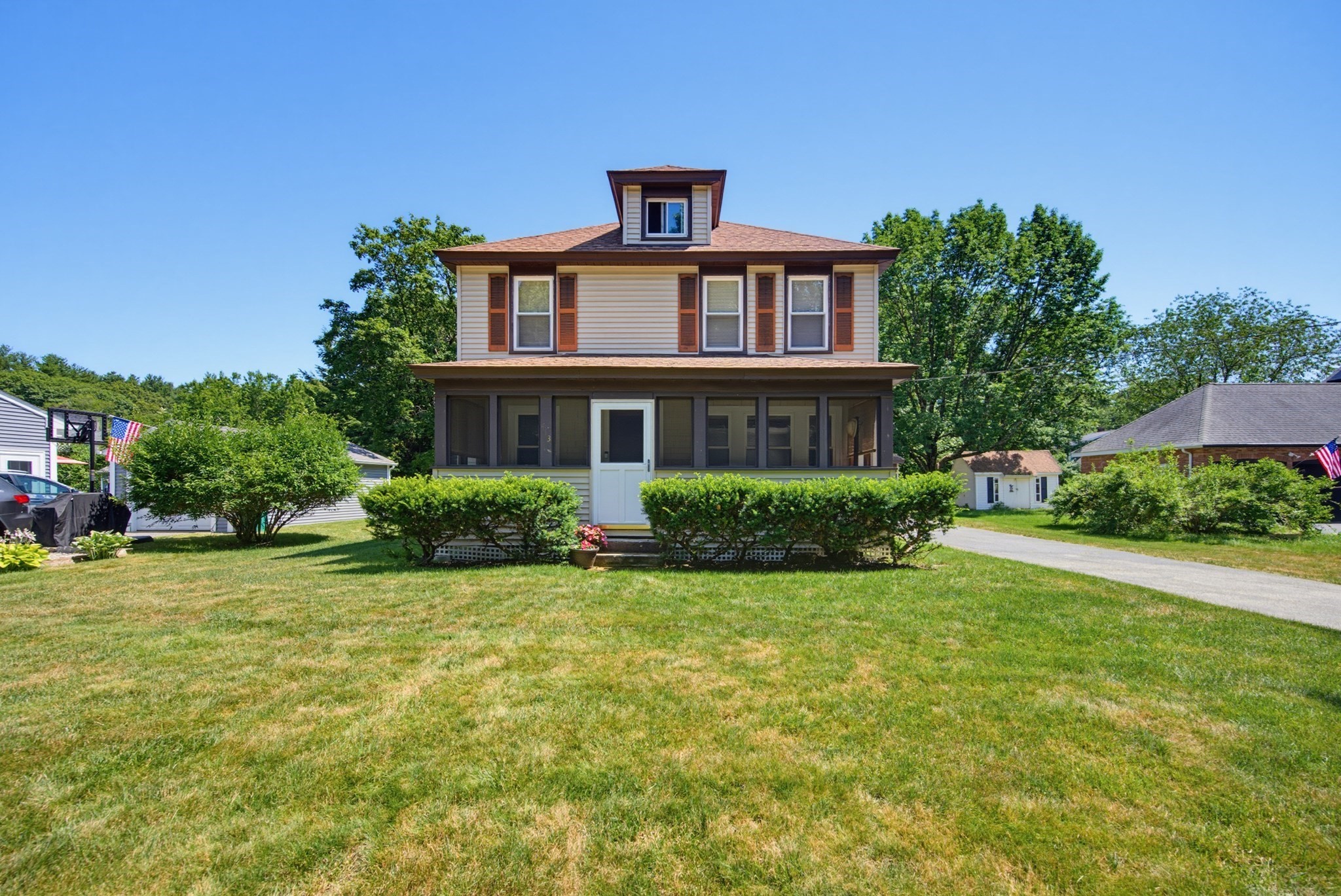 413 Goldthwaite Rd, Northbridge, MA 01588