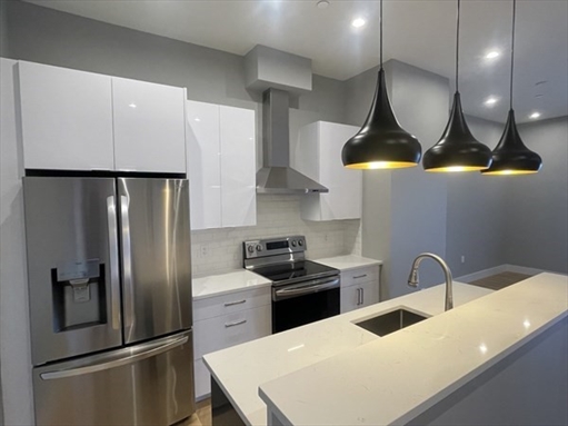 60 Cross St E, Apt 220