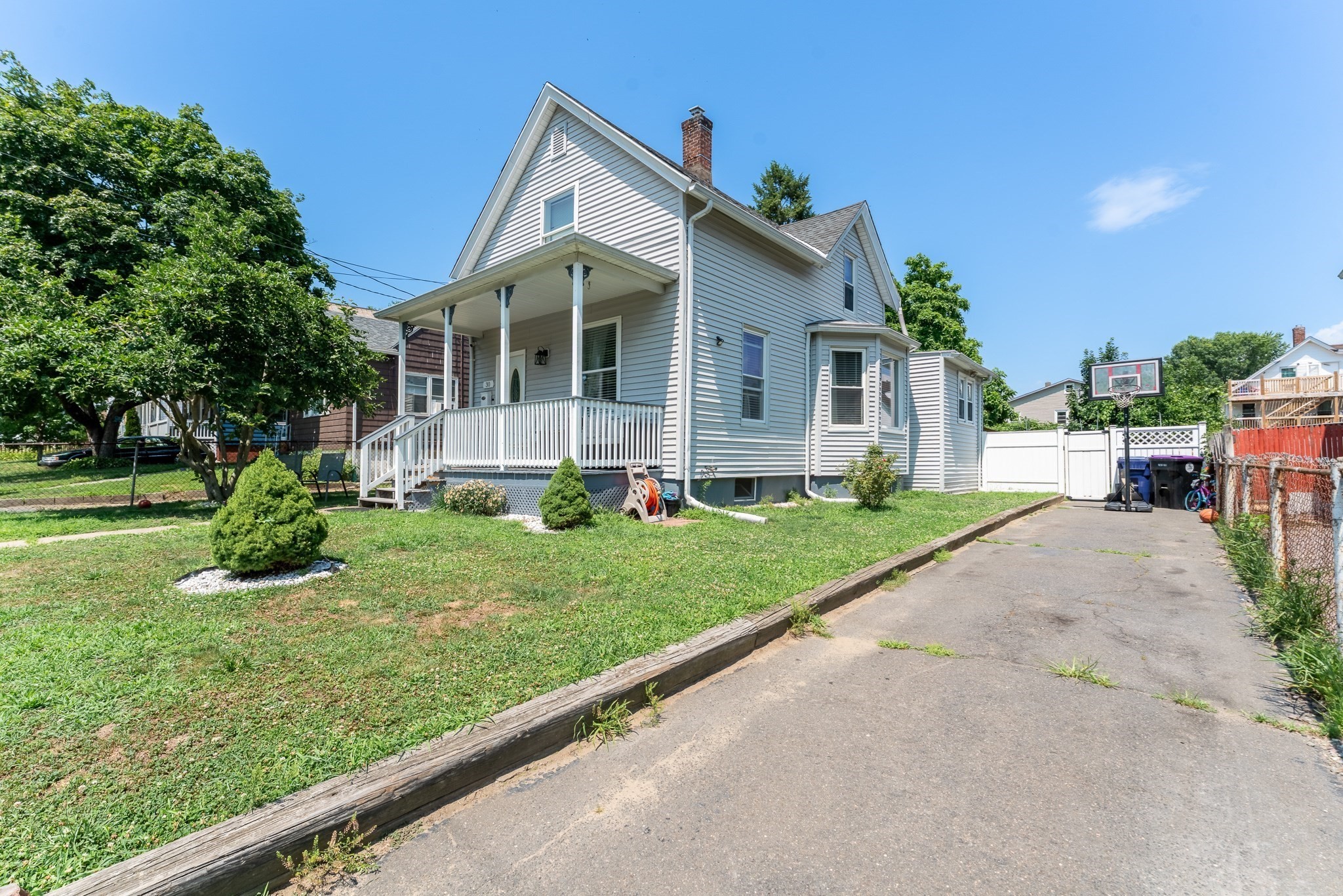 30 James St, Holyoke, MA 01040