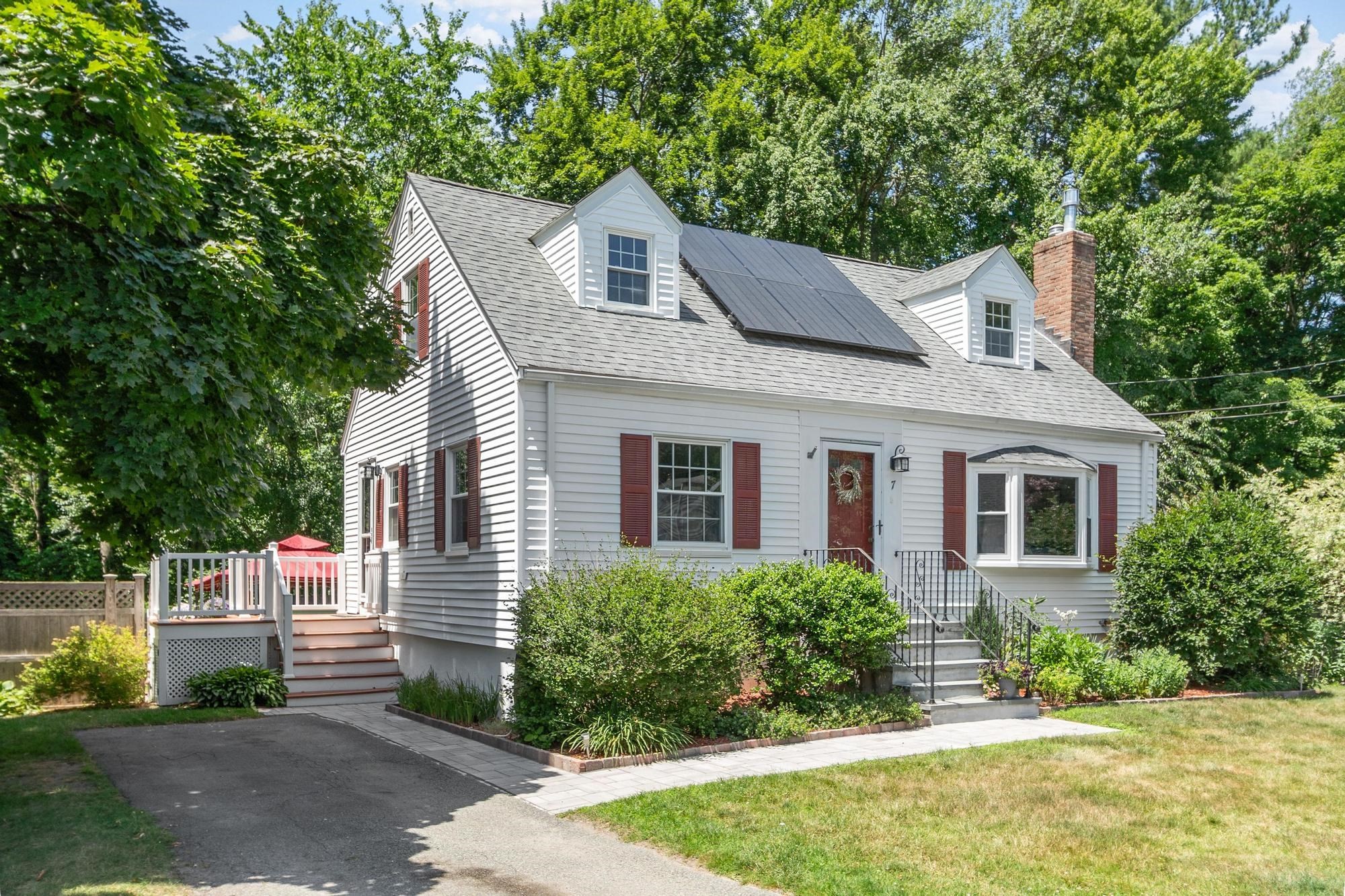 7 Curve Street, Bedford, MA 01730