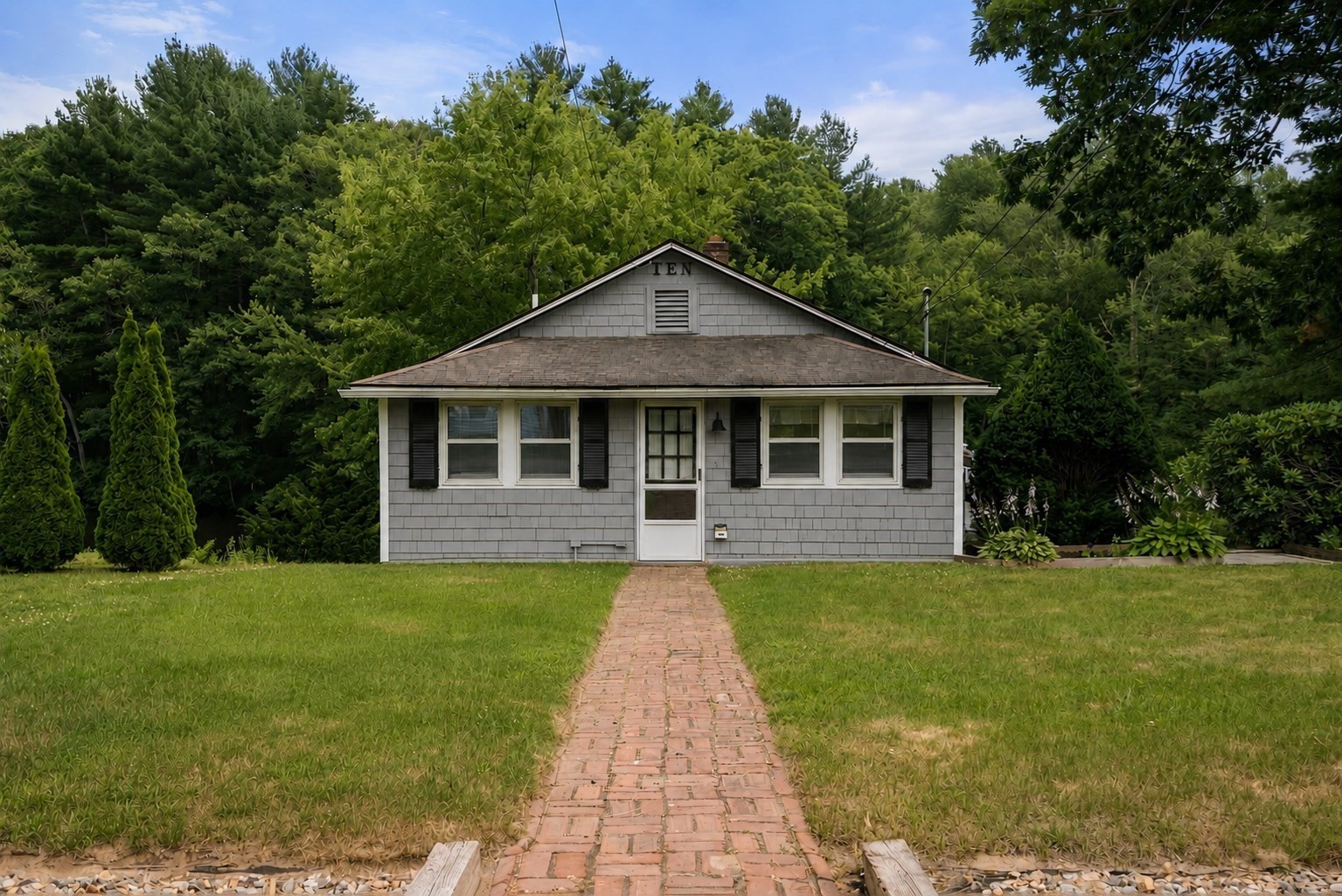 10 Riverside Dr, Auburn, MA 01501