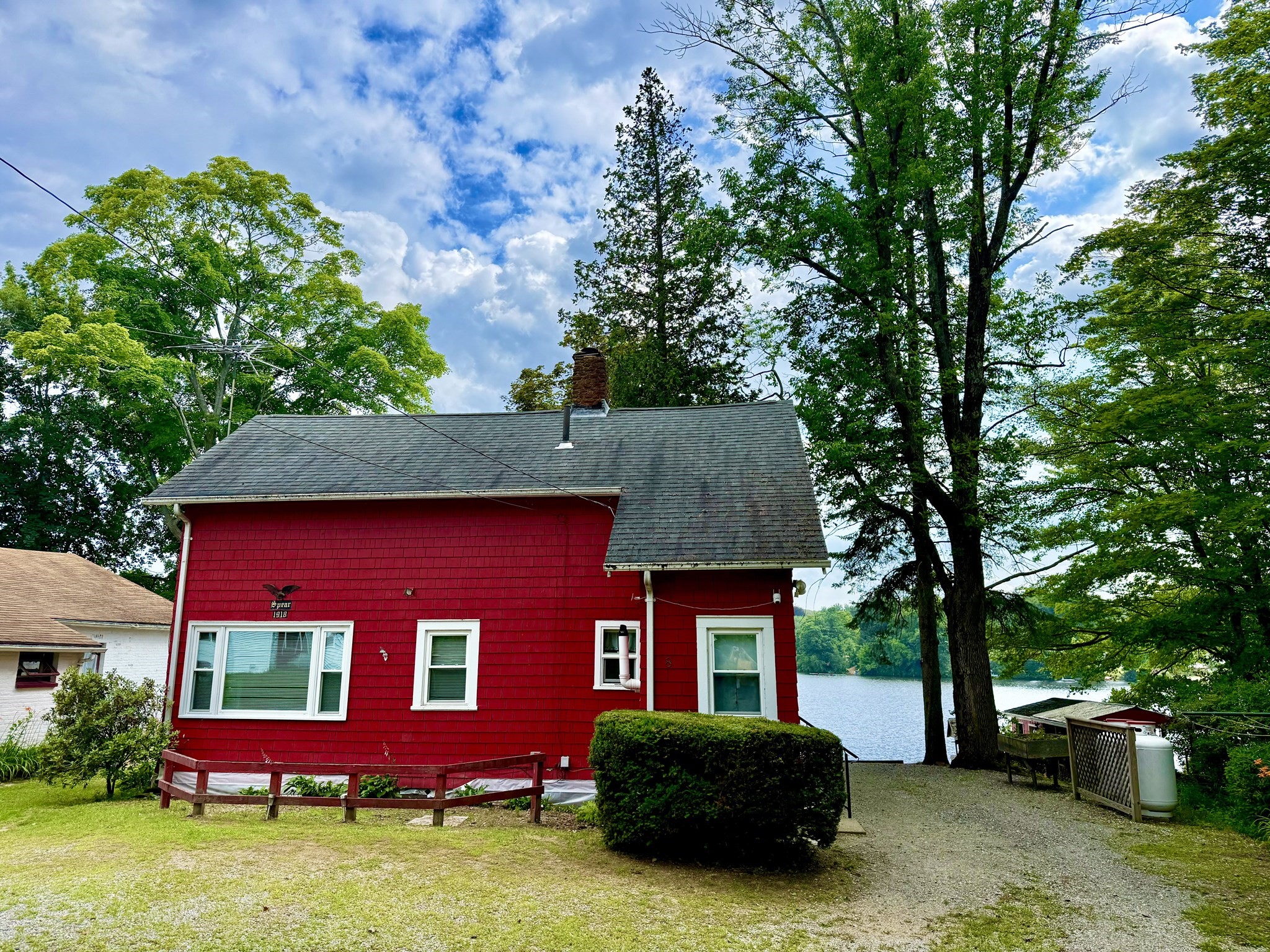 8 Union Rd, Wales, MA 01081