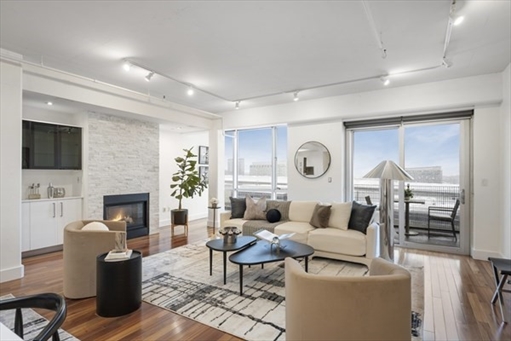 25 Channel Center St, Apt PH2-201