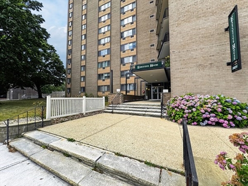 1025 Hancock St, Apt 8C
