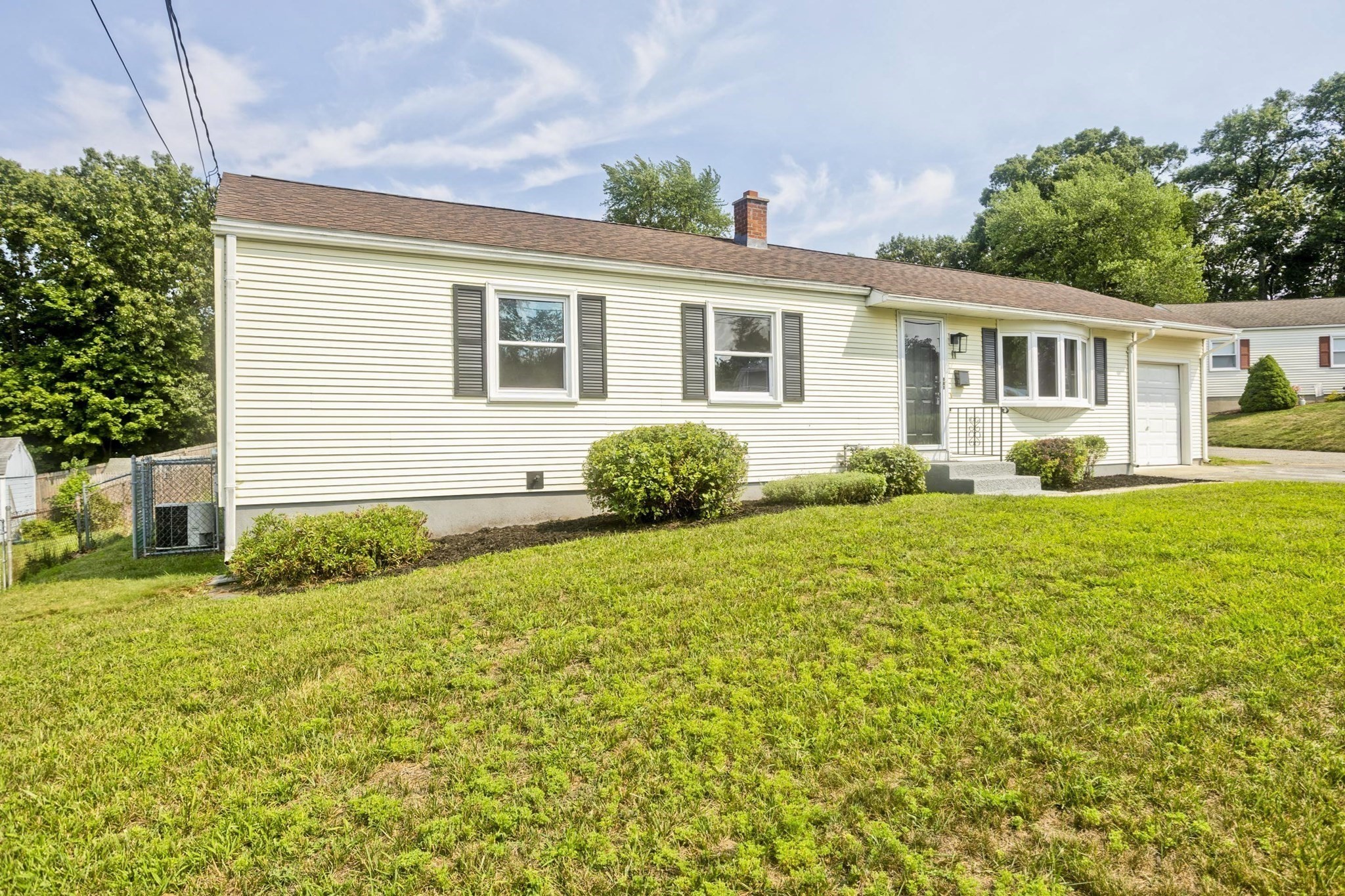 11 Mountainview St, Chicopee, MA 01020