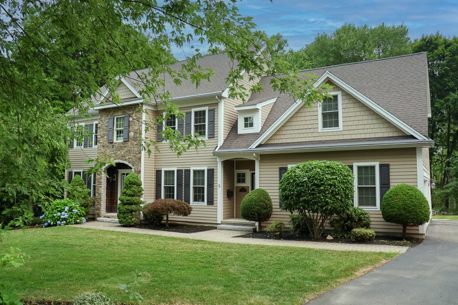 5 Merriam Avenue, Shrewsbury, MA 01545