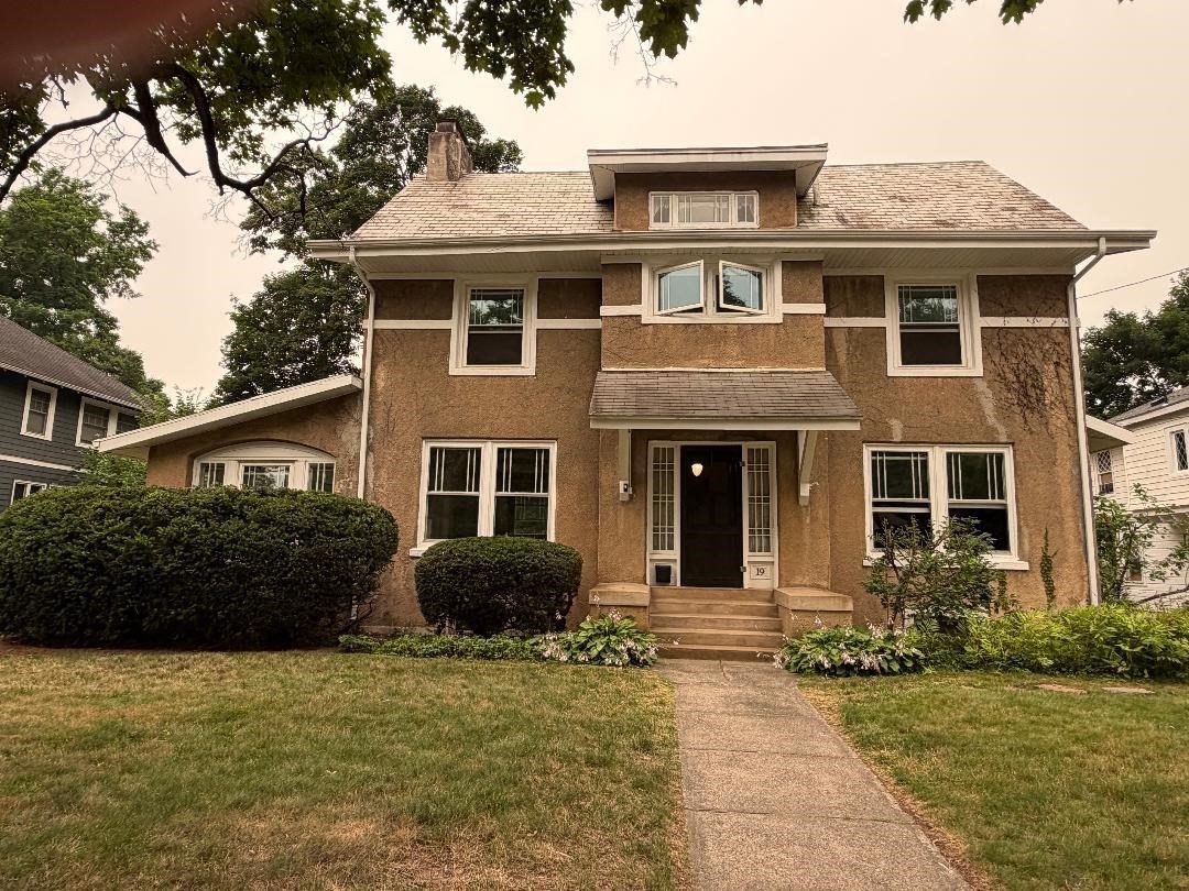 19 Wellesley Rd, Holyoke, MA 01040