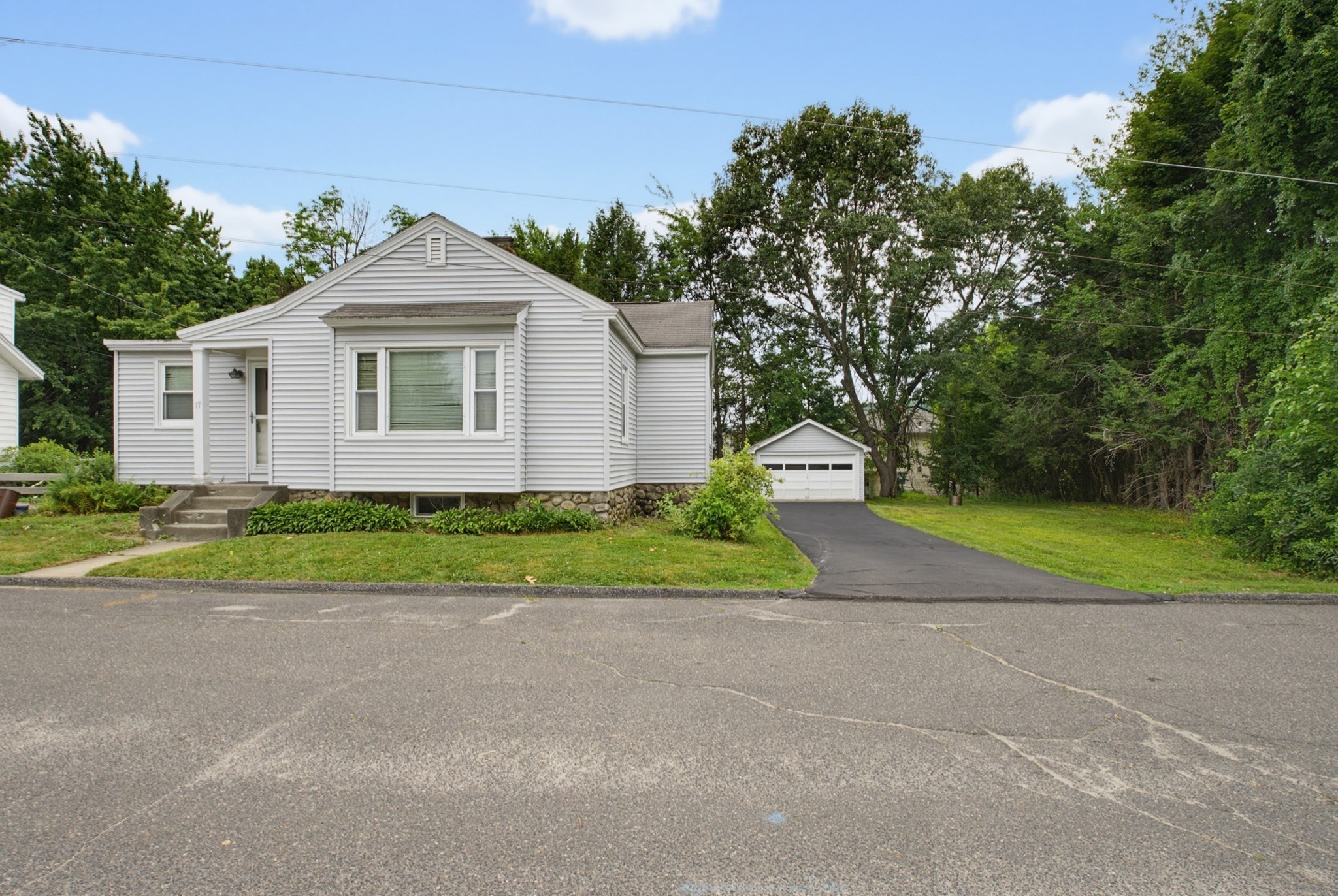 17 Reynolds St, Worcester, MA 01606