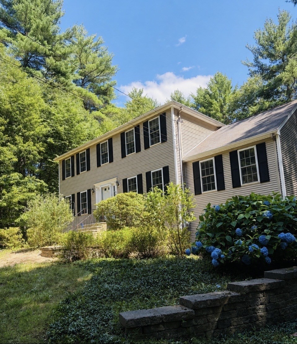 94 Whitins Rd, Sutton, MA 01590