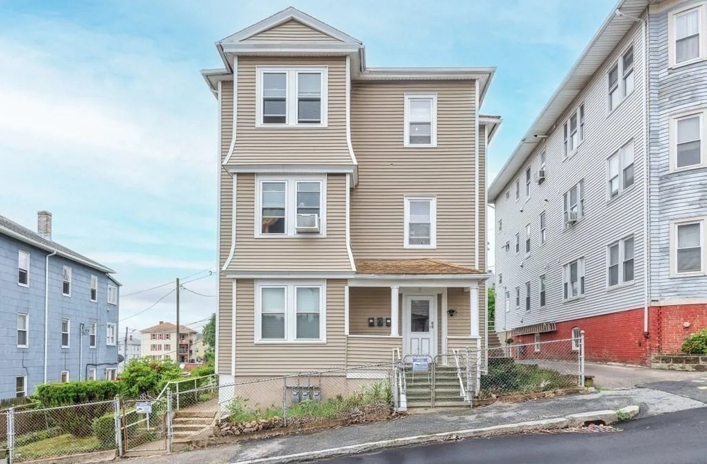 11 Shamrock St, Worcester, MA 01605