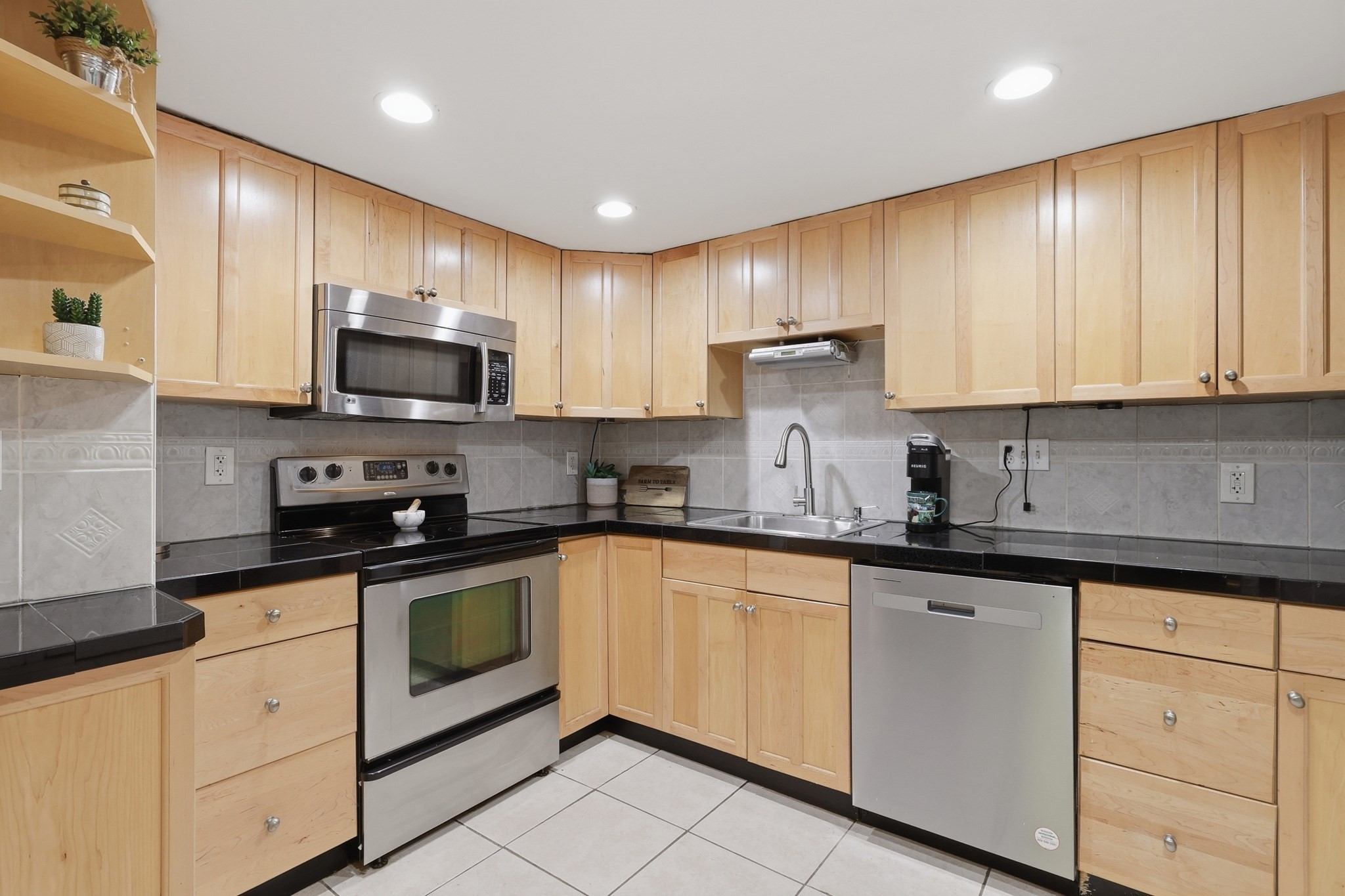 10 Hazelwood Ave Unit 2, Dracut, MA 01826