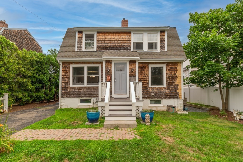 17 Hartz St, Gloucester, MA 01930