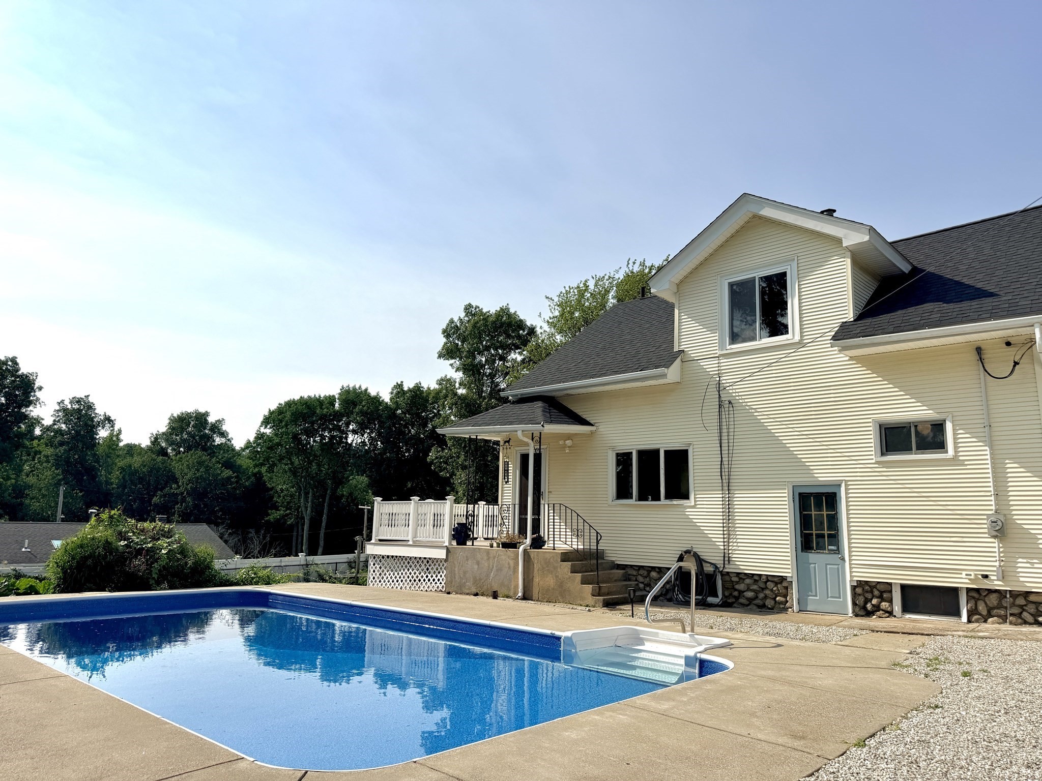 22 Pelican Ave, Worcester, MA 01605