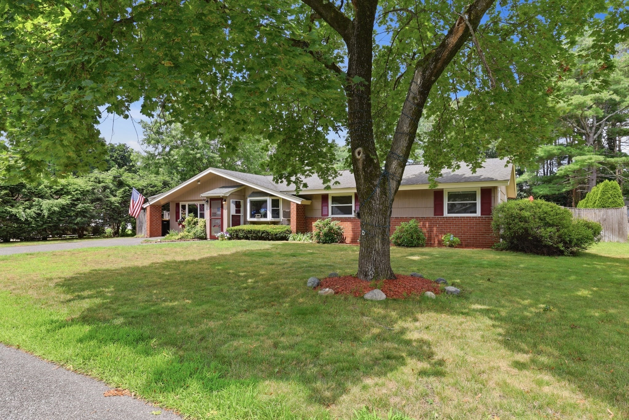 8 Sloane Dr, Framingham, MA 01701