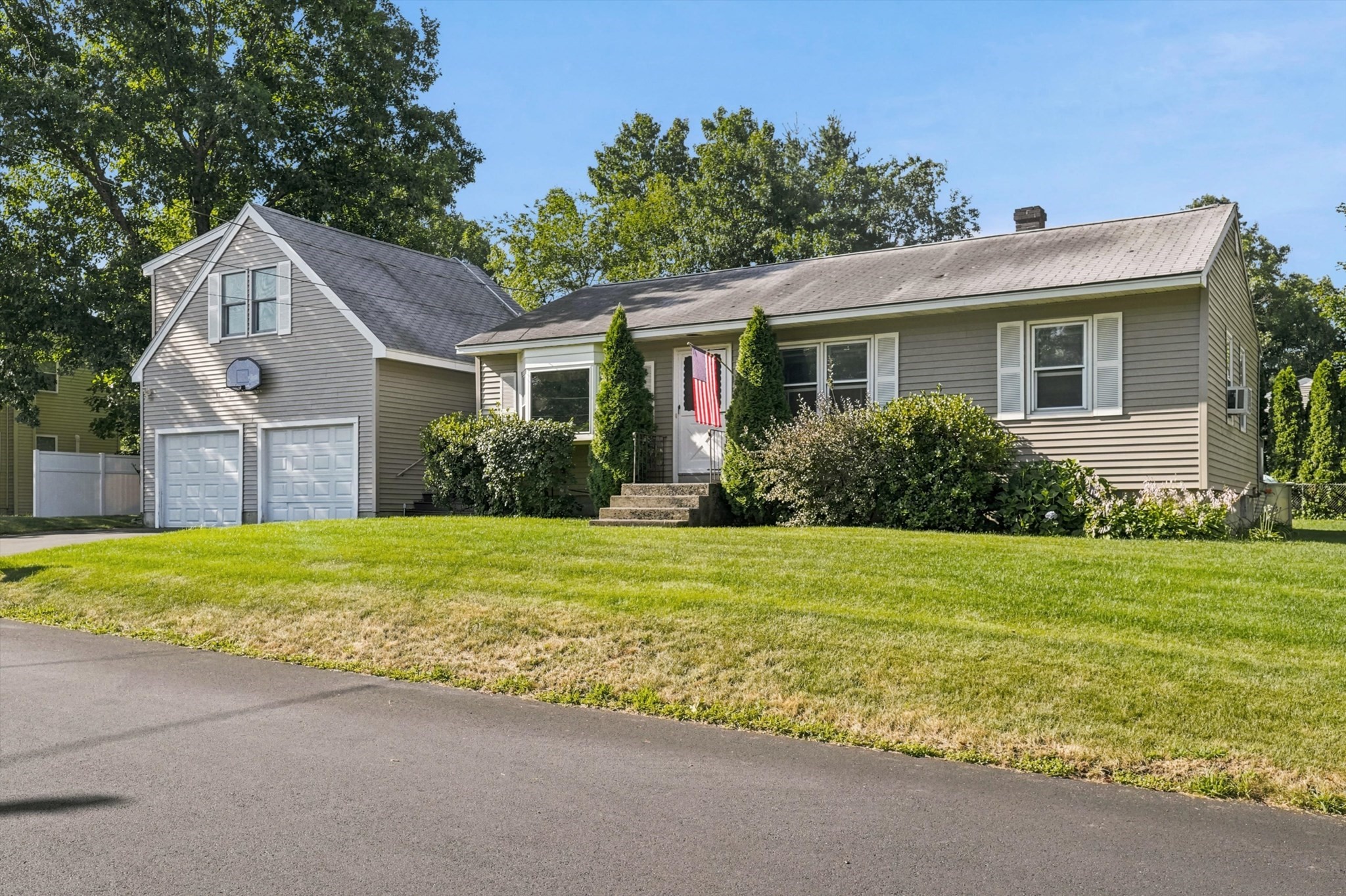 16 Edgelawn Ave, Chelmsford, MA 01863