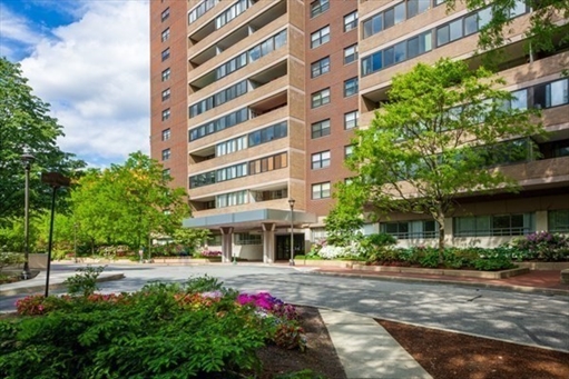 2 Hawthorne Place, Apt 17R